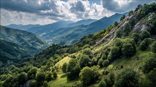 山峦绿野间的壮丽风光