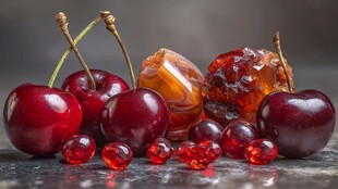 樱桃与琥珀宝石的静物组合