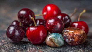 樱桃与多彩石头的静物组合