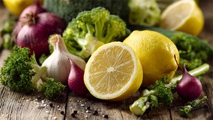 新鲜多样蔬菜与柠檬陈列