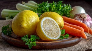 新鲜柠檬与多样蔬菜摆盘