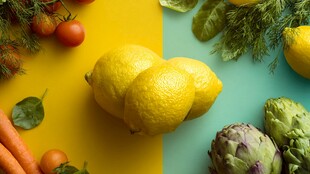 三色背景上的新鲜果蔬