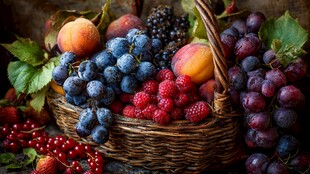 篮子里的多彩新鲜水果