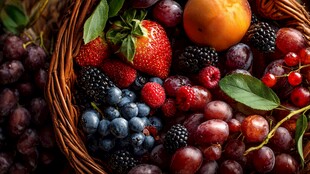 装满多彩浆果与水果的篮子