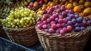 两篮多彩葡萄及多样水果