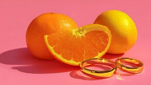 橙黄柠檬与金戒指的组合