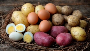 鸡蛋土豆摆放在编织巢中