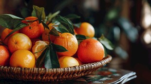 装满橘子的篮子与绿叶点缀