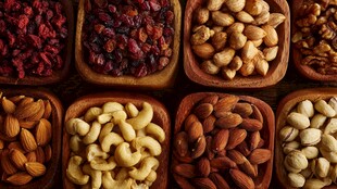 多样美味坚果与果干展示