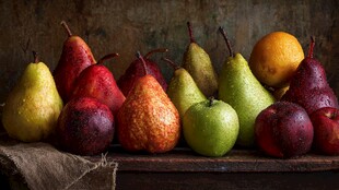 多彩梨子与橙的静物组合