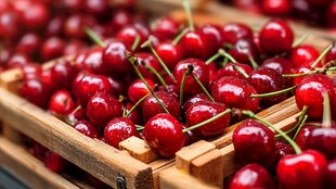 木筐中的新鲜红樱桃