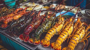 海鲜摊的多彩大龙虾