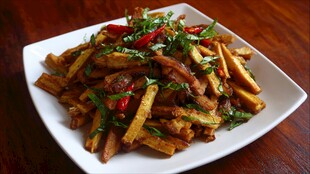 香炒土豆条配翠绿香菜