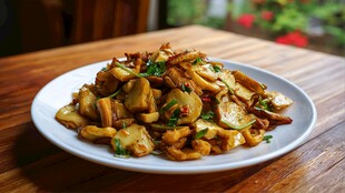 美味炒菌菇摆于木桌之上