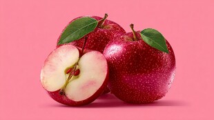 粉红背景下的鲜润红苹果