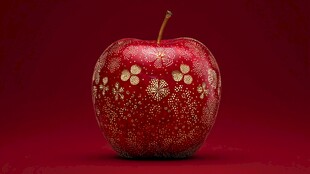 红底金纹装饰的精美苹果