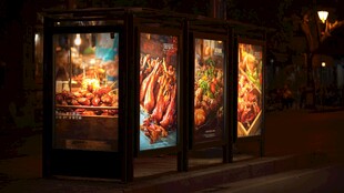 夜晚街边的美食广告灯箱