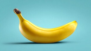 单个鲜黄香蕉特写