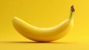 黄色背景上的鲜黄香蕉
