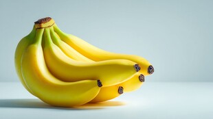 新鲜黄香蕉成串摆放