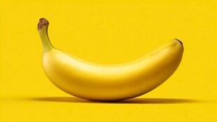 黄色背景上的单根香蕉
