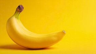 黄色背景上的鲜黄香蕉