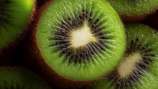 切开的新鲜猕猴桃果肉