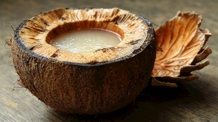 新鲜开壳的天然椰子饮品