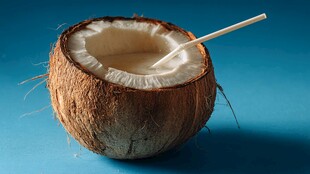 新鲜椰子插吸管待享用