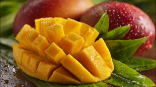 新鲜切块芒果与整果展示