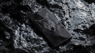 狼图案手机置于岩石背景中