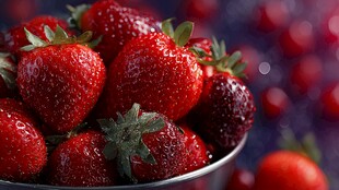 新鲜欲滴的草莓果实