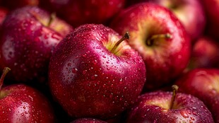 红苹果上的晶莹水珠