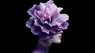 紫色花卉头饰下的神秘面容