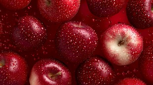 红苹果上的晶莹水珠