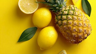 黄色背景上的柠檬与菠萝