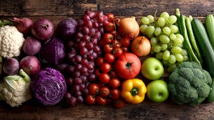 多彩新鲜蔬果摆于木桌