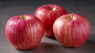 三个红苹果特写