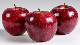 三颗带水珠的鲜红苹果