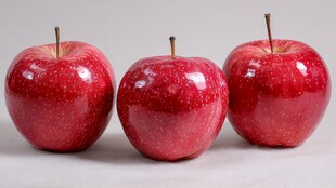 三颗鲜红饱满的诱人苹果