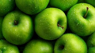 青苹果特写 水珠点缀的清新