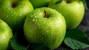 青苹果带水珠清新画面