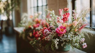 窗边缤纷花卉艺术装饰