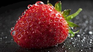 带水珠的鲜红草莓特写