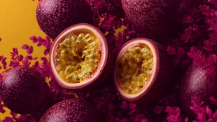 切开的百香果与紫色花卉