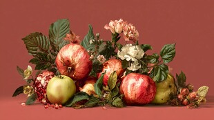 红底上的多彩水果花卉组合