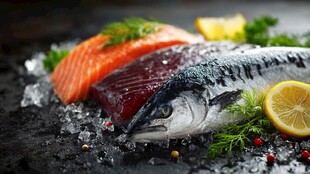 新鲜海鱼搭配柠檬与香草