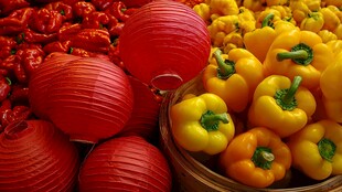 红灯笼与彩椒的缤纷组合