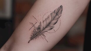 手臂上的精致羽毛纹身
