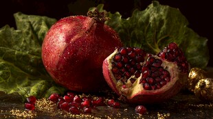 饱满多汁的红石榴与绿叶